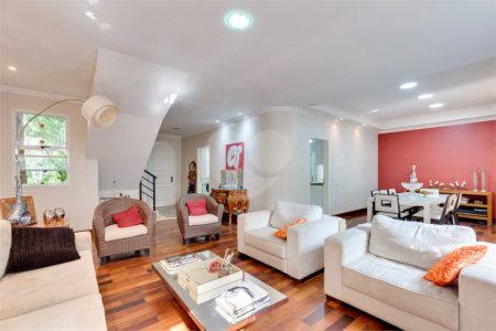 Casa à venda com 3 suítes no condomínio Vila Versalhes, São Paulo - SP