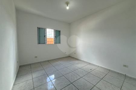 Casa térrea em Atibaia com 2 dormitórios, 2 vagas de garagem, quintal nos fundos, aceita financiamento