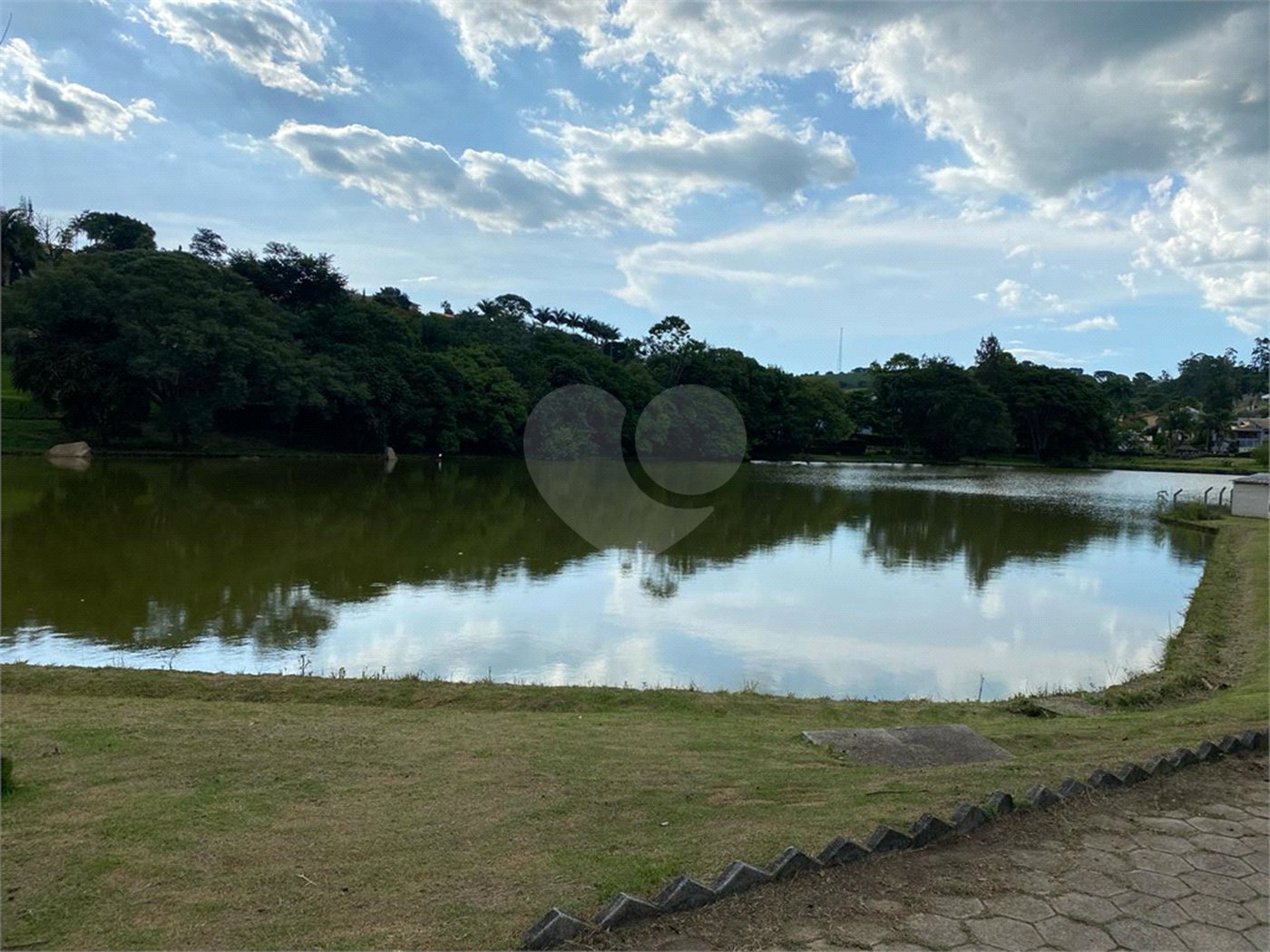 Casa à venda com 4 quartos, sendo 3 suítes,  no condomínio Jardim das Palmeiras, Bragança Paulista - SP