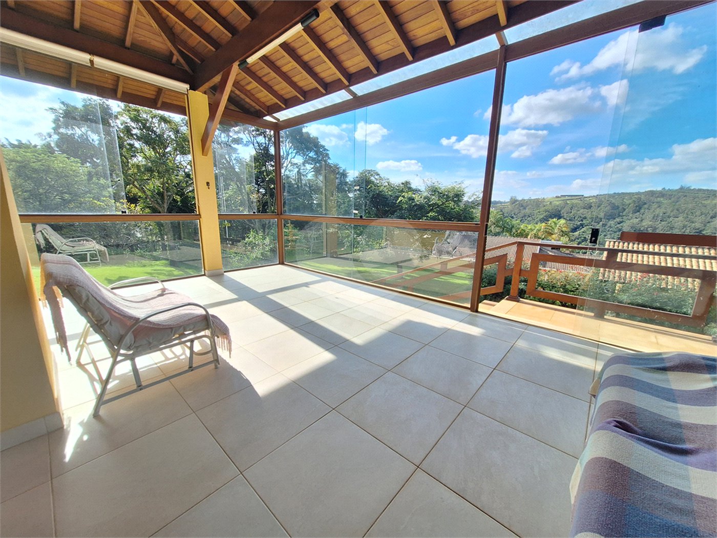 Casa à venda com 3 suítes no condomínio Chácaras do Lago, Vinhedo - SP