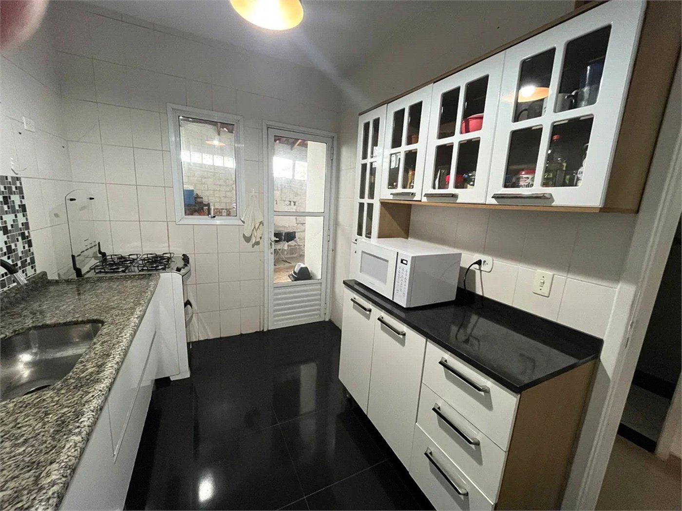 Casa à venda com 3 quartos, sendo 1 suíte, no condomínio New Village, Cotia - SP