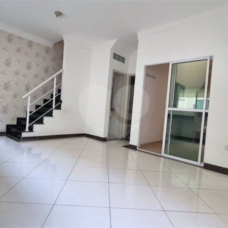 Casa à venda com 3 quartos, sendo 1 suíte, no condomínio Rafaela I, São Paulo - SP