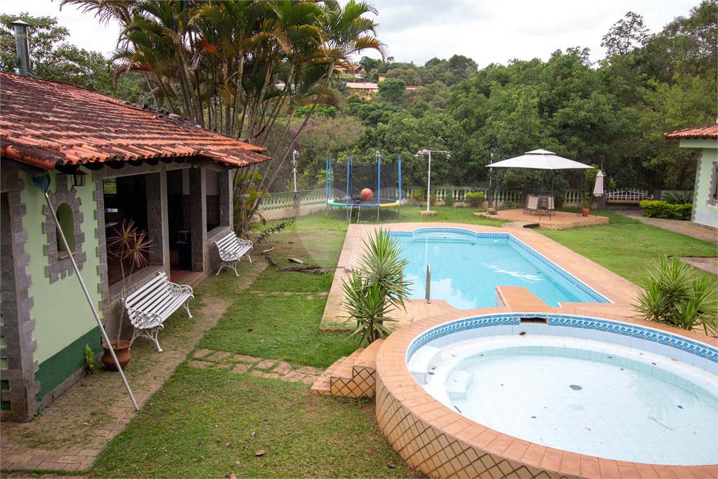 Casa à venda ou para alugar com 5 quartos, sendo 2 suítes, no condomínio Restinga Verde, São Roque - SP