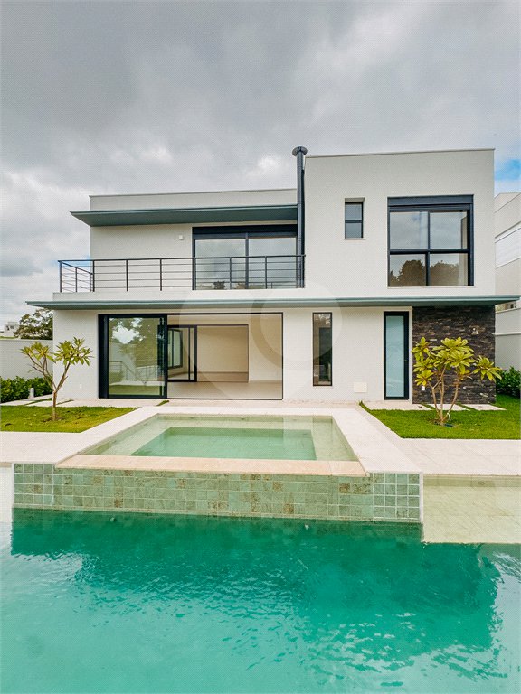 Casa à venda com 4 suítes no condomínio Villa dos Pinheiros, Indaiatuba - SP
