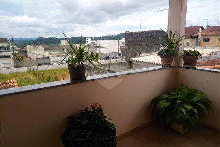 Sobrado à venda com 3 quartos, sendo 1 suíte, no Centro, Biritiba-mirim, SP