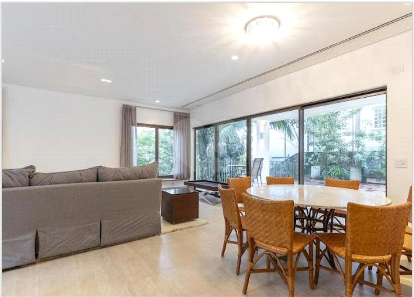 Casa à venda com 3 quartos, sendo 2 suítes, no condomínio Residencial Erika, São Paulo - SP