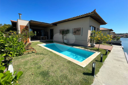 Casa de alto padrão à venda em condomínio fechado – Búzios - Praia Baía Formosa!