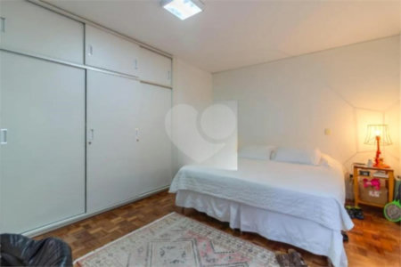 Sobrado à venda com 4 quartos, sendo 2 suítes, em Jardim das Bandeiras, São Paulo, SP