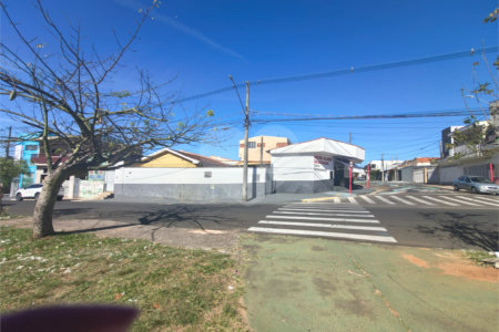 Linda Casa com Comercio ao lado independente.