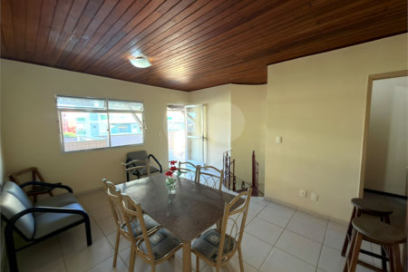 Cobertura à venda com 4 quartos, sendo 2 suítes,  em Braga, Cabo Frio, RJ