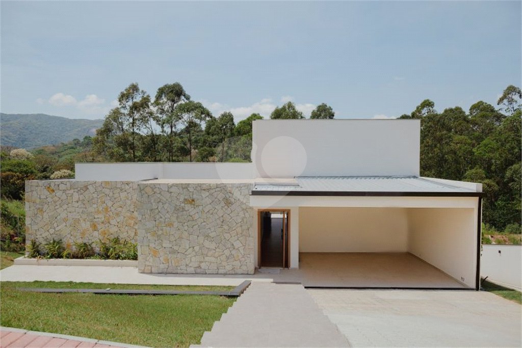 Casa à venda com 3 quartos, sendo 2 suítes, no condomínio Morada do Sol, Mairiporã - SP