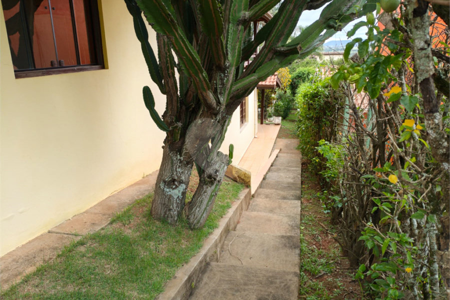 Casa à venda com 4 quartos, sendo 2 suítes,  em Country Residencial Felix, Bom Jesus dos Perdões, SP