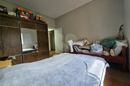 Casa à venda com 4 quartos, sendo 1 suíte,  no condomínio Jardim Shangri-lá, Atibaia - SP