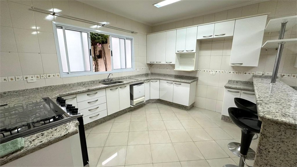 Casa à venda com 4 quartos, sendo 3 suítes, em Vila Galvão, Guarulhos, SP