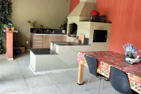 Sobrado à venda com 4 quartos, sendo 2 suítes, em Vila Petrópolis, Atibaia, SP