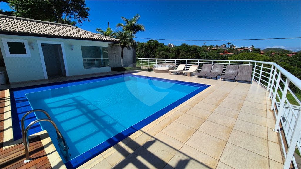 Casa à venda com 6 quartos, sendo 4 suítes, em Ferradura, Armação dos Búzios, RJ