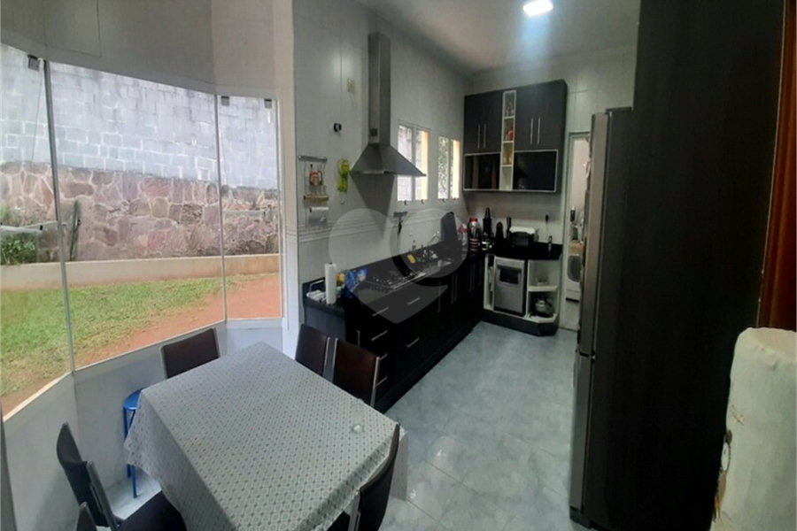 Sobrado à venda com 4 suítes em Serra da Cantareira, Mairiporã, SP