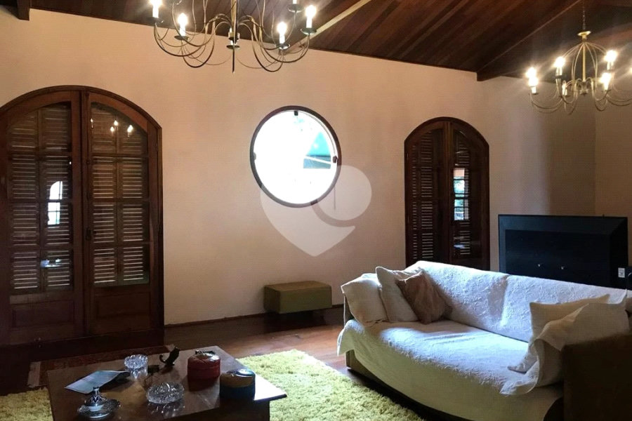 Casa à venda com 5 quartos, sendo 3 suítes, no condomínio Alpes da Cantareira, Mairiporã - SP