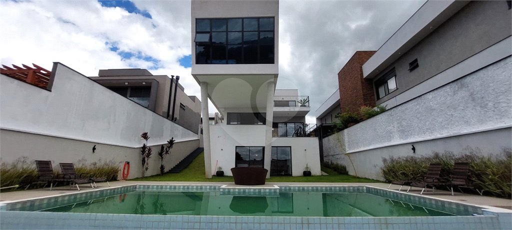 Casa à venda ou para alugar com 4 suítes no condomínio Figueira Garden, Atibaia - SP