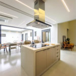 Casa Térrea – Condomínio Maria Cândida - 300 m² de terreno - 212 m² de área construída - 4 vagas de garagem, sendo 2 cobertas - Sala de jantar e estar integradas, com pé-direito duplo e cortina - 3 suítes com ar-condicionado, sendo 1 master com closet – planejado – Roupeiro – Escritório - Cozinha