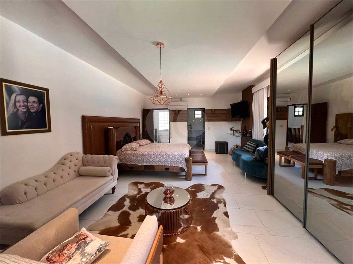 Chácara com excelente infraestrutura, contendo casa com 8 dormitórios, 900 m² de área construída, área total de 3000m², piscina adulto e infantil, churrasqueira, quadra gramada de futebol - Rio Acima - Atibaia/SP 900 m² Área construída 3.000 m² Área do terreno