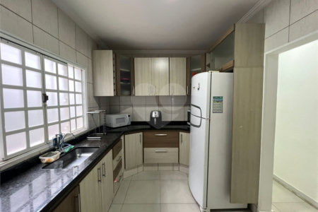Sobrado à venda com 3 quartos, sendo 1 suíte, em Lopes de Oliveira, Sorocaba, SP