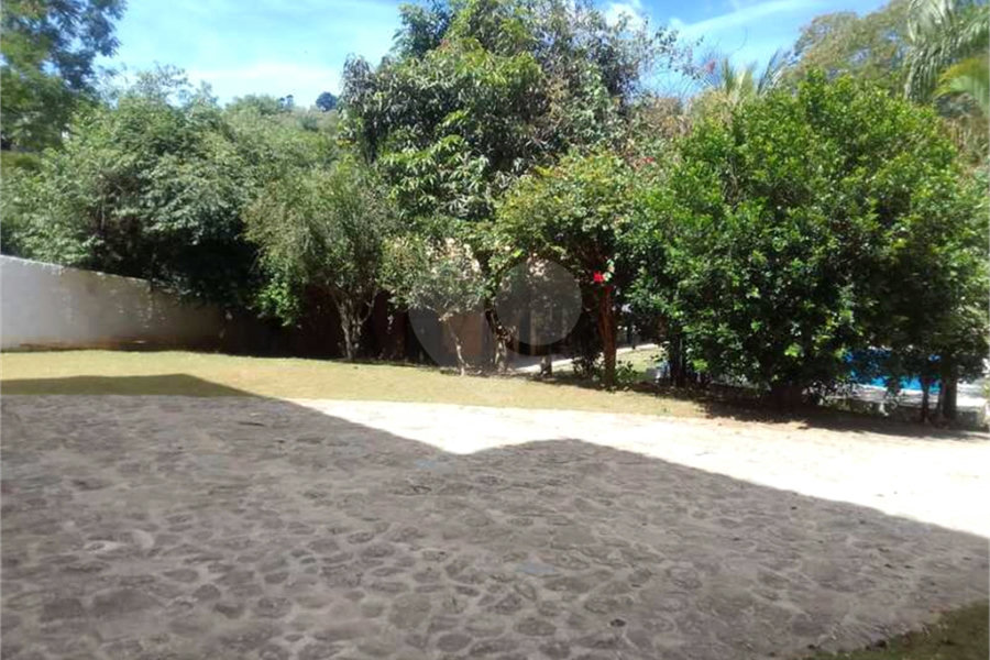 Casa à venda com 6 quartos, sendo 3 suítes, no condomínio Residencial Jardins de Mairiporã I, Mairiporã - SP