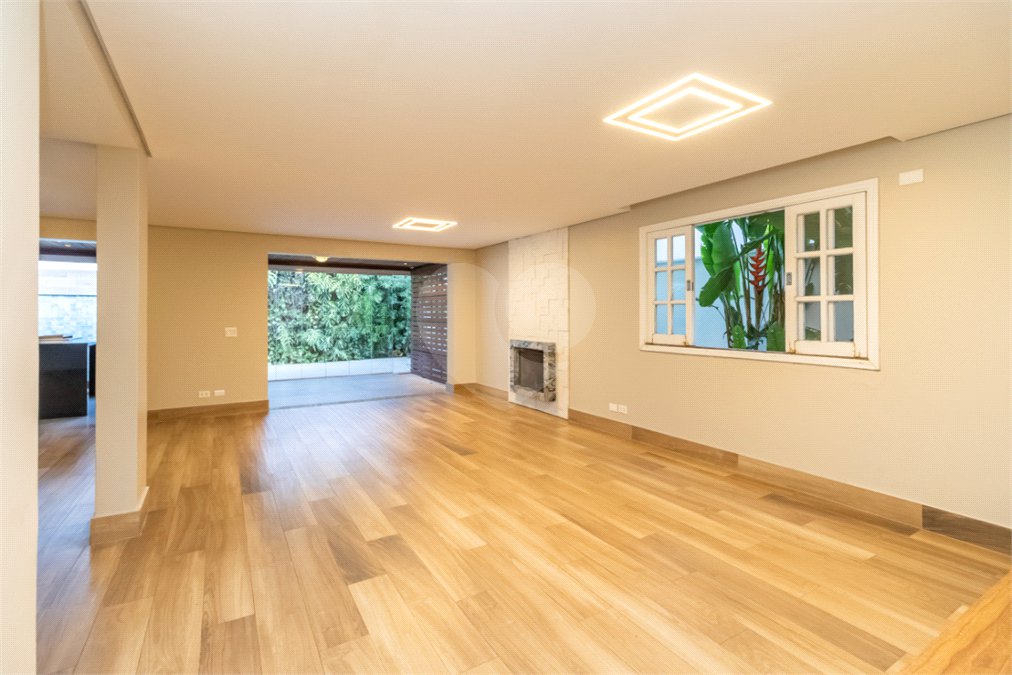 Casa à venda com 4 quartos, sendo 3 suítes, no condomínio Village Place, São Paulo - SP