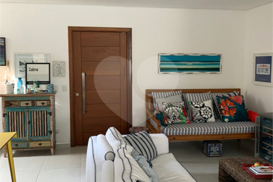 Casa à venda com 4 quartos, sendo 3 suítes, no condomínio Residencial Vila Esmeralda, São Sebastião - SP