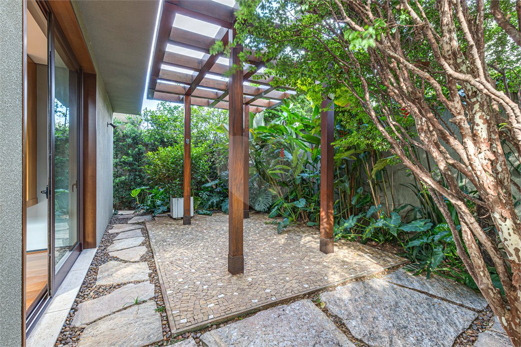 Casa à venda com 4 quartos, sendo 3 suítes, em Vila Nova Conceição, São Paulo, SP