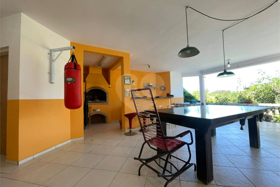 Casa à venda com 4 quartos, sendo 2 suítes, no condomínio Residencial Itatinga I, São Paulo - SP