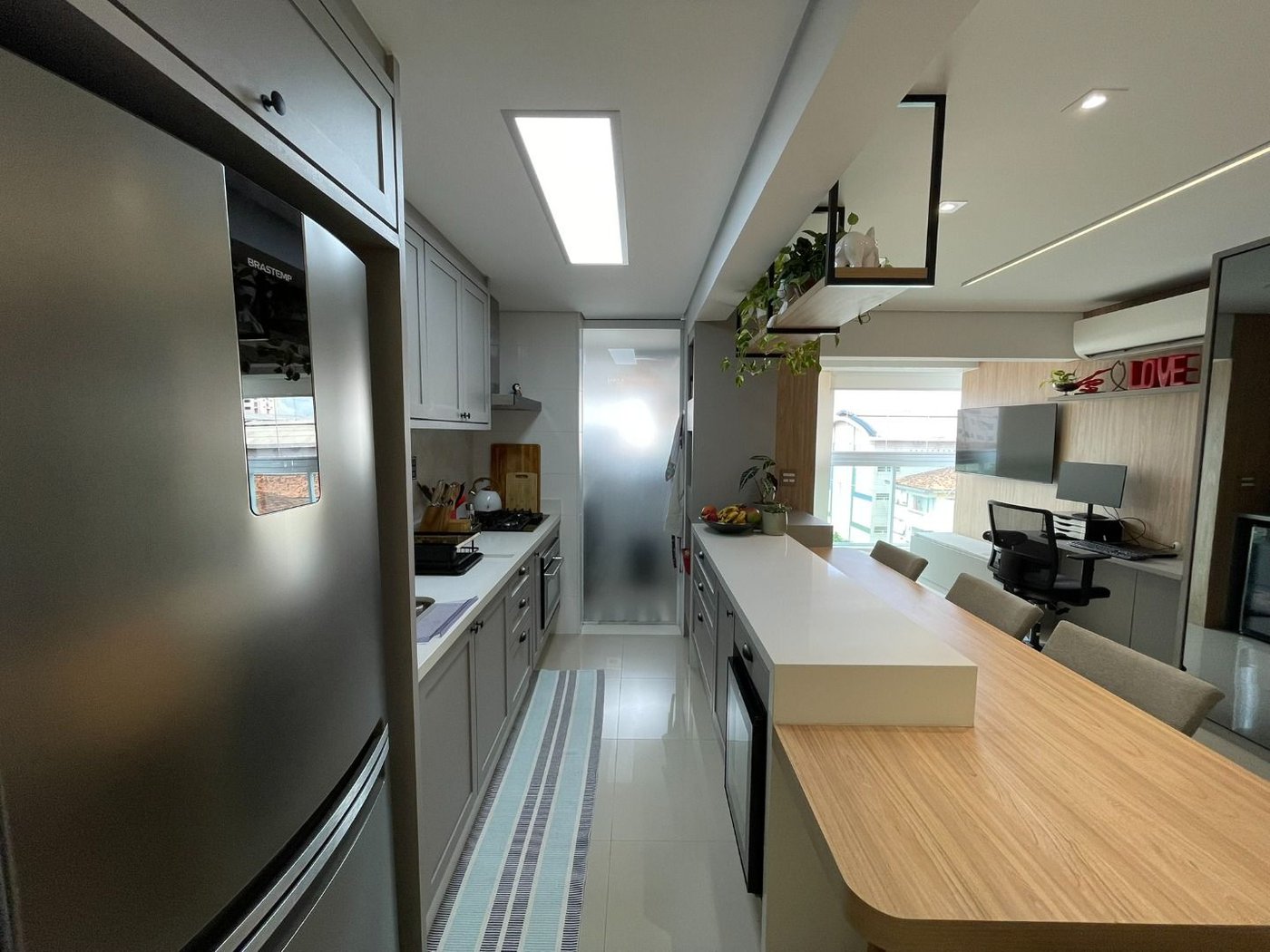 Apartamento 1 suíte com closet, 1 vaga demarcada, Embaré, Santos