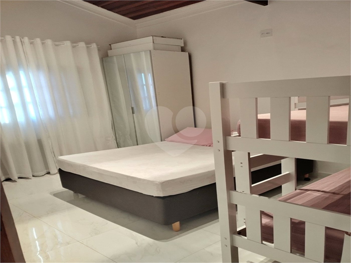 Casa à venda com 3 quartos, sendo 1 suíte, no condomínio Mountain Village, Atibaia - SP