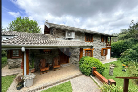Casa à venda com 4 suítes em Vila Natal, Campos do Jordão, SP