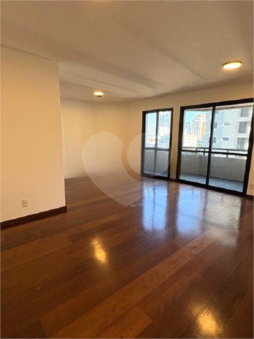Apartamento à venda com 3 quartos, sendo 2 suítes, em Moema, São Paulo, SP