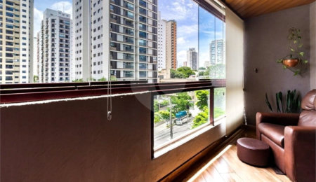 Apartamento à venda com 3 quartos, sendo 1 suíte,  em Vila Hamburguesa, São Paulo, SP