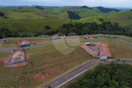 Casa à venda com 3 quartos, sendo 1 suíte,  no condomínio Residencial Club Entresseras, Santa Isabel - SP