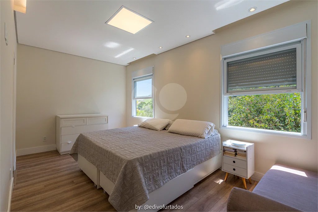 Casa à venda com 4 suítes no condomínio Vale da Santa Fé, Vinhedo - SP