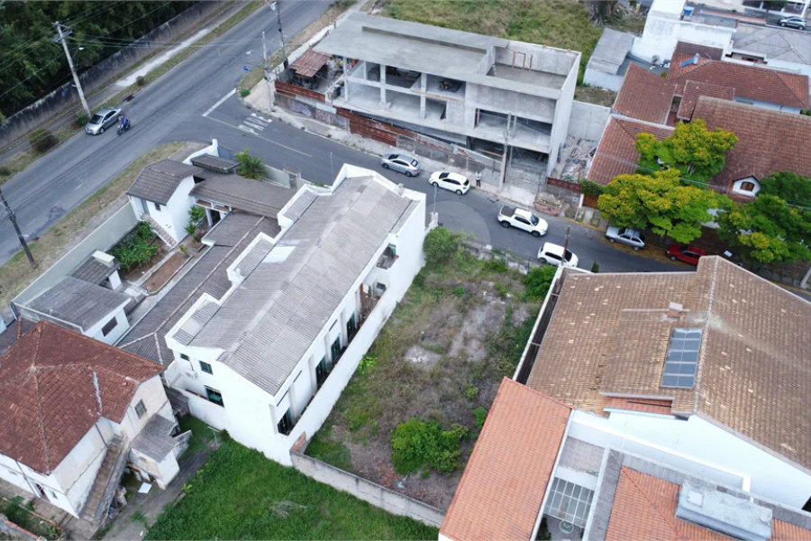 Terreno 300m² à Venda próximo ao centro á poucos metros da Avenida Champagnat