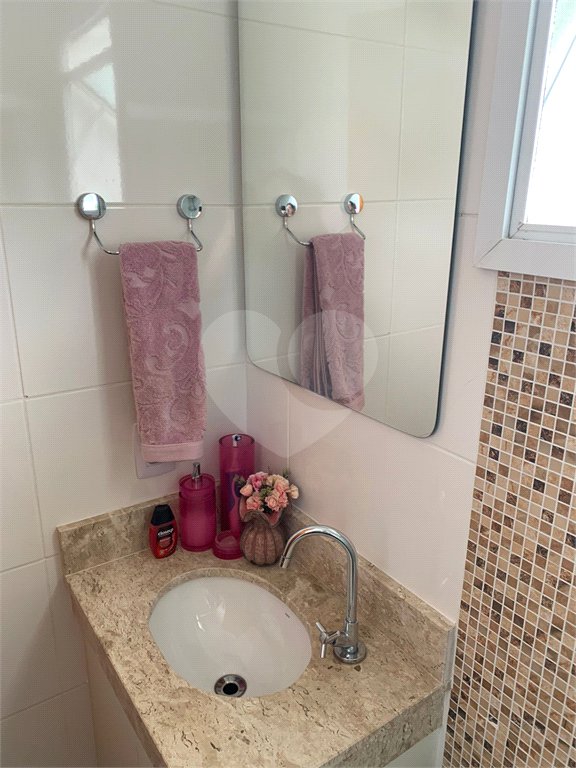 Casa à venda com 3 quartos, sendo 1 suíte, no condomínio Parque Vitória, São Paulo - SP