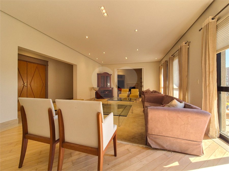 Apartamento à venda ou para alugar com 4 quartos, sendo 3 suítes, em Moema, São Paulo, SP