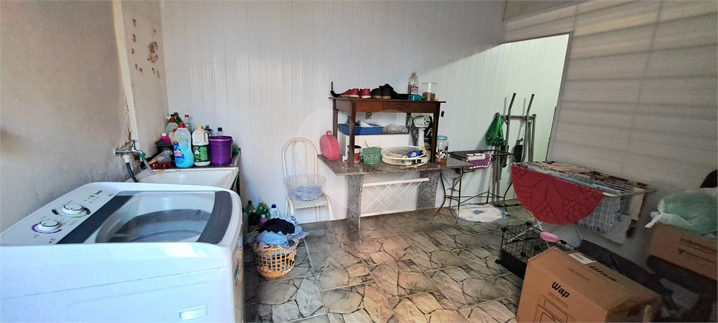 Casa no Jardim Medeiros ampla com 3 dormitórios bem distribuída