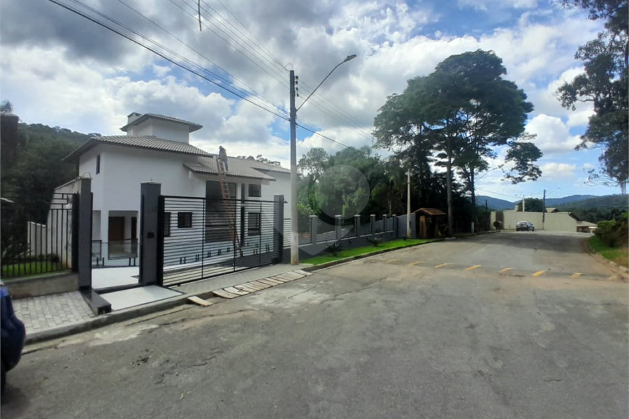 Casa à venda ou para alugar com 3 suítes no condomínio Sausalito, Mairiporã - SP