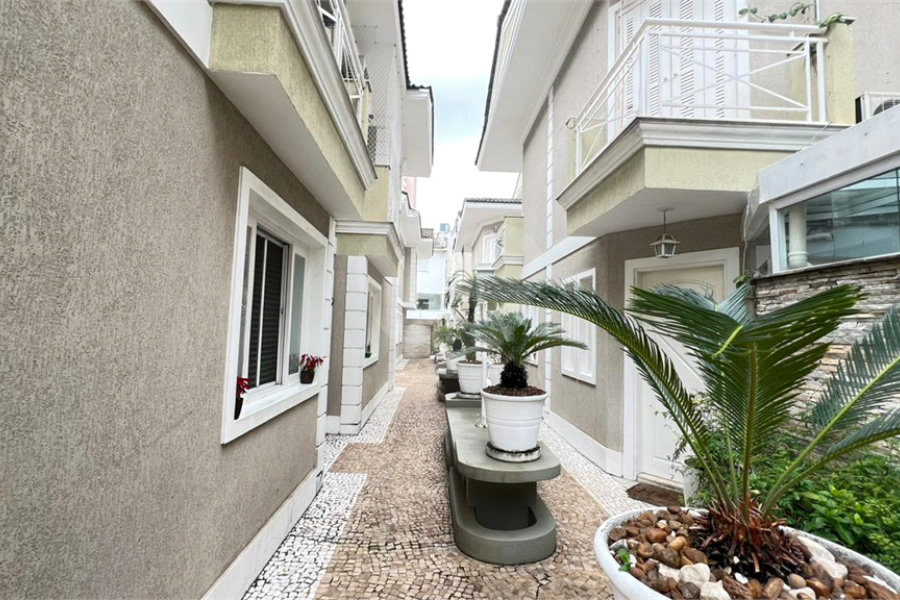 Casa à venda com 3 quartos, sendo 1 suíte, no condomínio Villagio Tramway, São Paulo - SP