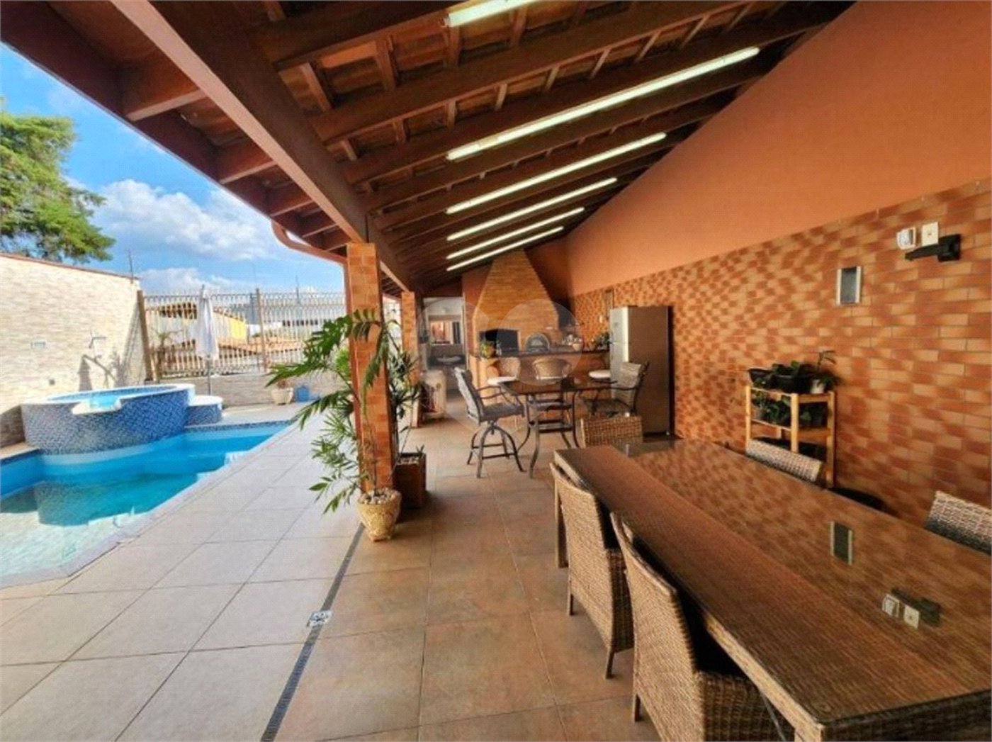 Casa à venda com 3 quartos, sendo 1 suíte, no Centro, Vinhedo, SP