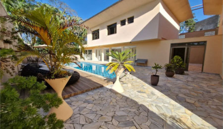Casa à venda com 4 suítes no condomínio Villa Viana II, Cotia - SP