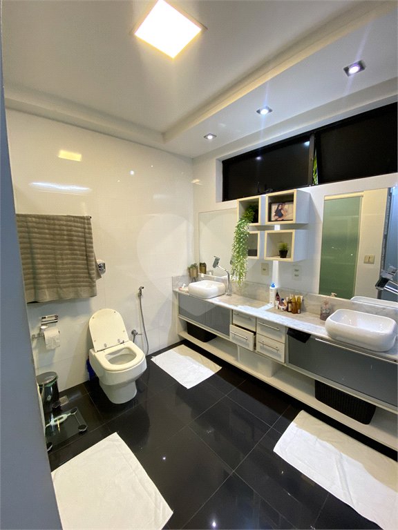 Casa à venda com 4 quartos, sendo 2 suítes, no condomínio Golden Village, Rio de Janeiro - RJ