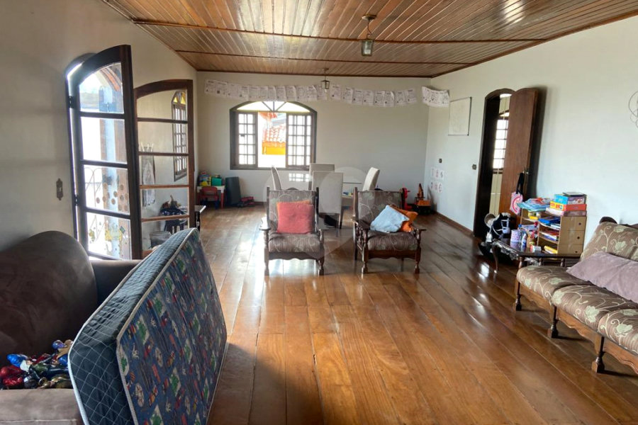 Casa à venda com 5 quartos, sendo 4 suítes, no condomínio Vilarejo Estoril, Mairiporã - SP