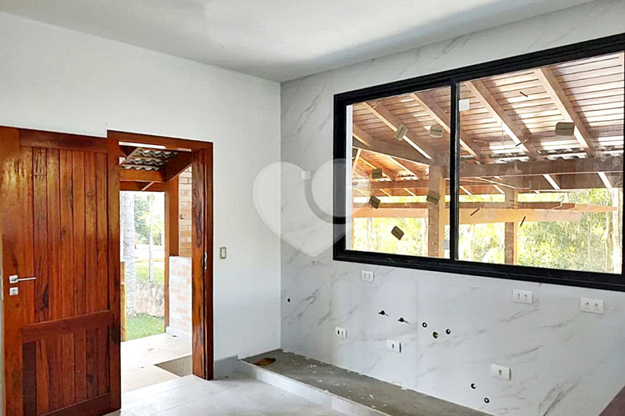 Casa à venda com 4 quartos, sendo 3 suítes, no condomínio Cantareira, Mairiporã - SP