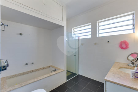 Casa de Vila à venda com 4 quartos, sendo 1 suíte, em Alto da Boa Vista, São Paulo, SP